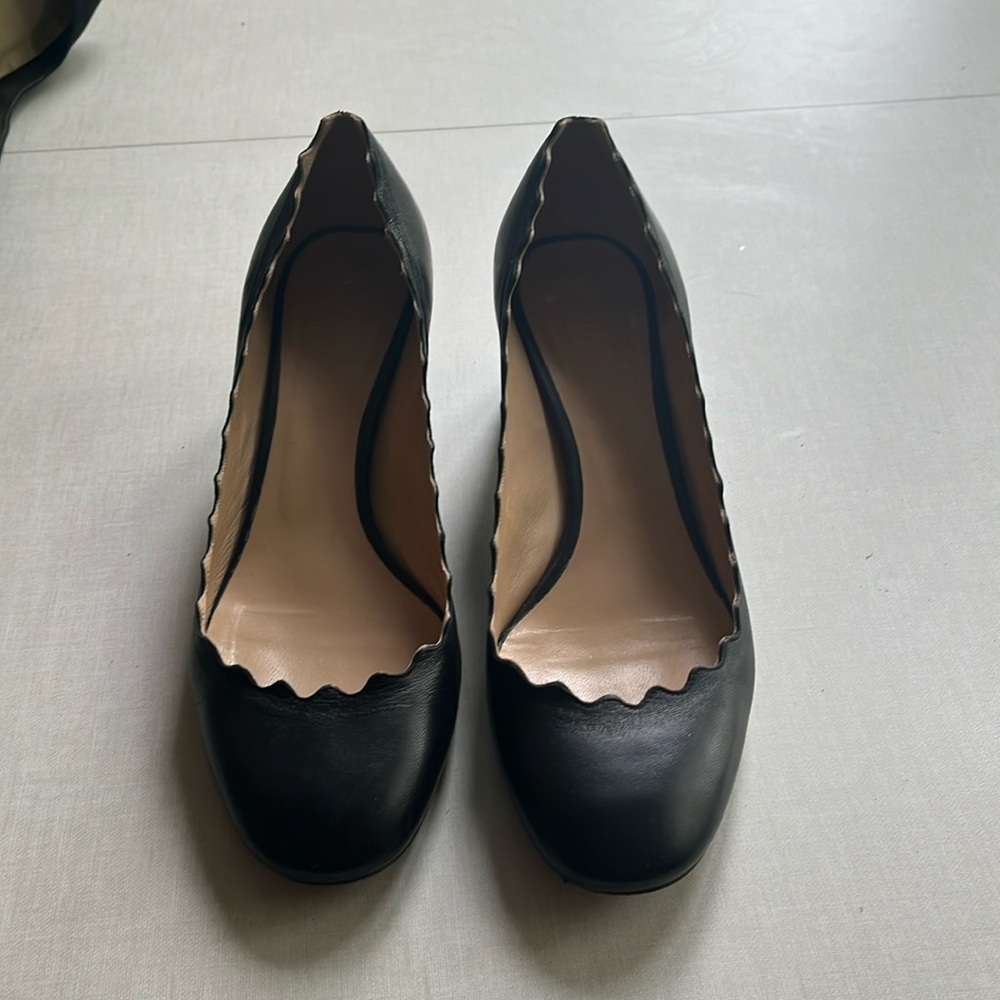 Women’s Chloe Scalloped leather pumps size 38/8 great condition, minor scuffs